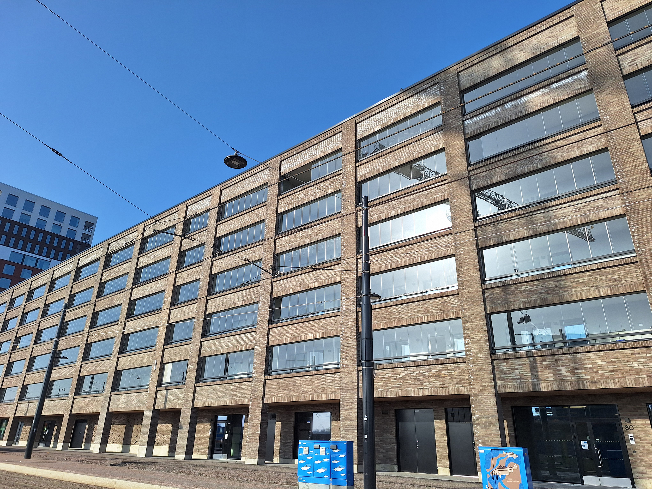 Uudiskerrostalon parvekelasitukset Helsingissä