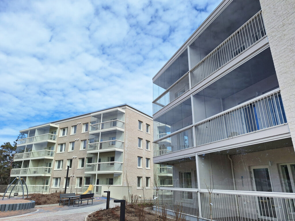 Modernit kerrostalot, joissa parvekelasitukset